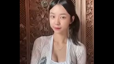 Sindi Siap Digoyang, Bibirnya Mengigit Erat, Badan Panas Menanti Sentuhan.