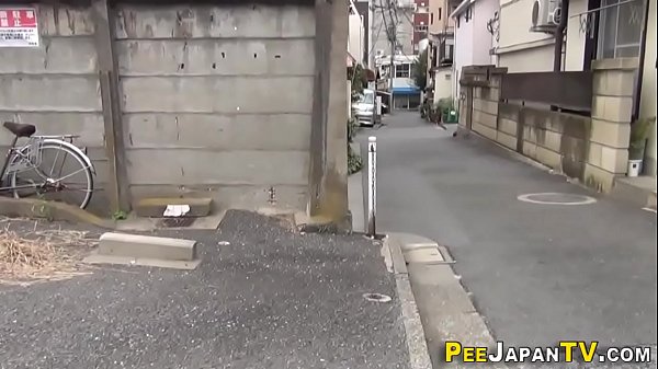 Orang Asia Ngepuh Di Tempat Umum, Bikin Basah Semua Yang Lihat