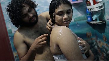Cewek India Mandi Bareng Kakak Tiri, Panas Bikin Ngilu.