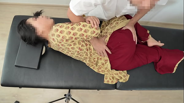 Gadis Desi India Pijat Sambil Crot Di Atas Kasur