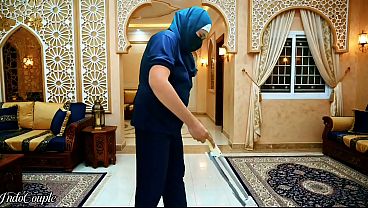 Pembantu Hijab Muslimah Indonesia Disuruh Isap Kontol Majikan Dan Telan Semua Airnya.