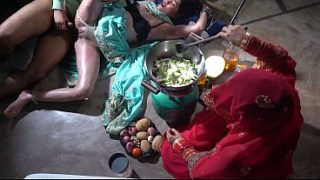 Ibu Tiri Dapur Xxx Siapin Masakan India, Gaya Hot, Bikin Ngiler