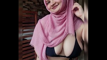 Twerk Montok Jilbab Hot, Goyangin Pantat Sambil Crot