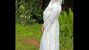 Lihat Pantat Hijabku Yang Menggoda Di Luar Ruangan