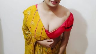 भाभी ने देवर को हाथ से खुद को सहलाते देखा, फिर अपने जोरदार लंड से उसे चोद डाला (हिंदी आवाज़)