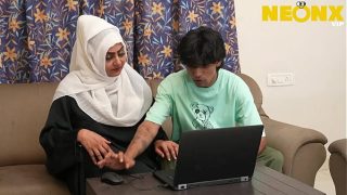 Hijab Cewek Lagi Mainin Diri Sendiri, Ketahuan Sama Kakak Tiri, Langsung Kena Sanksi