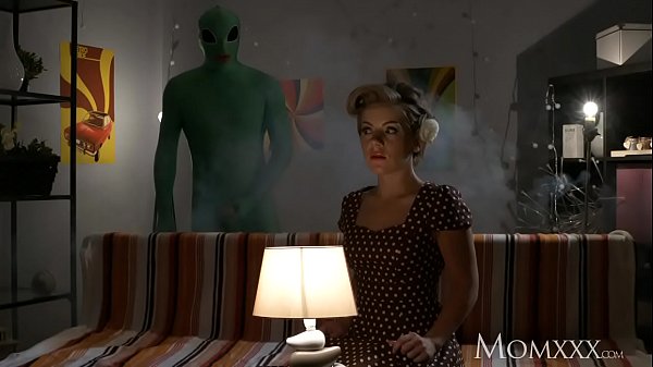 Ibu Rumah Tangga Kesepian Di Malam Halloween Dicolok Dalam-dalam Sama Alien