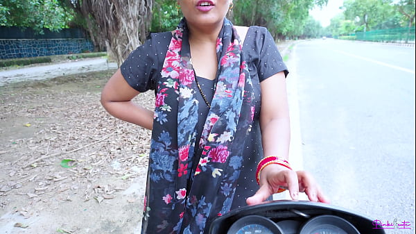 Cewek Bhabhi Desi India Nih, Dealnya Ngewe Sama Klien Di Pinggir Jalan, Dia Digocap Gaya Doggy Sambil Dengerin Suara Hindi Hot.