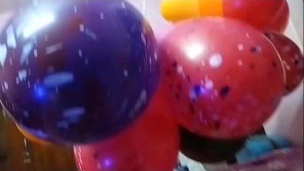 Wanita India Main Balon, Bikin Tegang