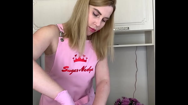 Rusia, Ibu Mertua Seksi Lagi Horny, Lagi Waxing Kontol Bulu Lebat