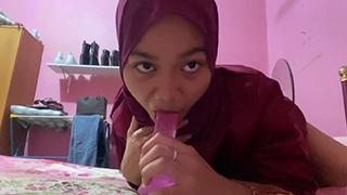 Clara Lagi Latihan Ngebulat Pake Dildo, Bibirnya Basah Kuyup.
