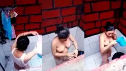 Ngintipin Tetangga Mandi, Montoknya Bikin Nafsu Makin Memuncak.