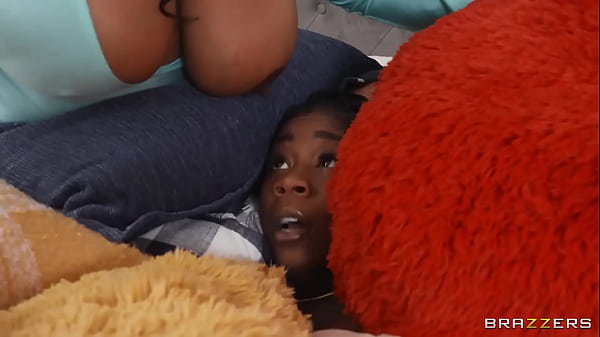 Nih Cewek Doyan Ngegrendel Bantal, Pengen Ngerasain Threesome Hot / Download Full Di Https://zzfull.com/haz