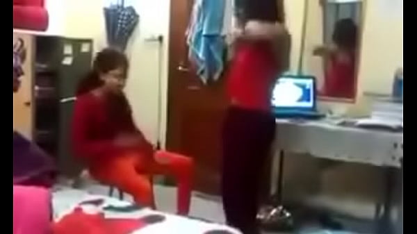Hostel Mein Hindi Mein Mazaak, Lekin Jab Ladki Ka Dupatta Gir Gaya Toh Mazaak Se Zyada Kuch Aur Ho Gaya