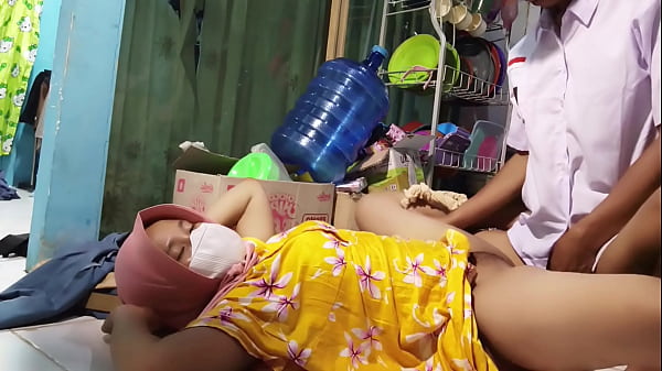 Ajak Ibu Tiri Ngentot Pas Mau Berangkat Sekolah, Makin Greget