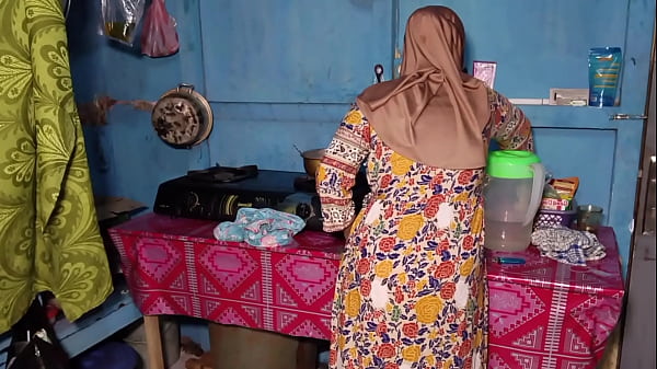 Ngentot Istri Temen Pas Lagi Masak, Bau Minyak Goreng Campur Keringet Bikin Makin Nafsu.