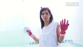 Pembantu Hotel Pake Sarung Tangan Karet, Bungkukin Badan Sambil Gosok Shower, Bikin Makin Pengen Merem.