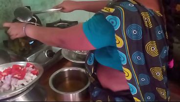 Ibu Rumah Tangga India Main Masak-masak Sambil Crot Sama Pacar Di Dapur.
