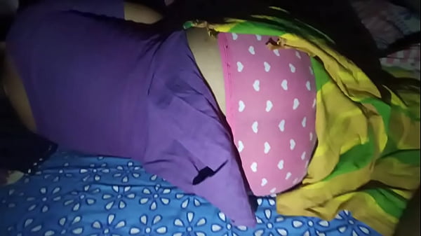 Desi Bhabi Salwar Ketat, Pantat Gede Menonjol Siap Digoyang