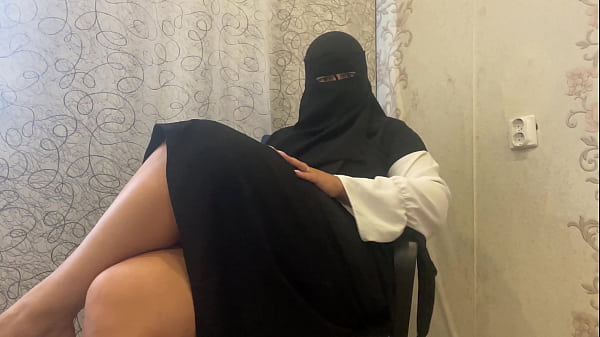 Ibu Tiri Hijab Arab Lagi Sibuk Mainin Diri Sendiri.