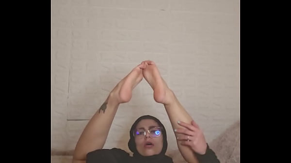Ibu Rumah Tangga Arab Mia Pamer Kaki Seksi Pakai Niqab