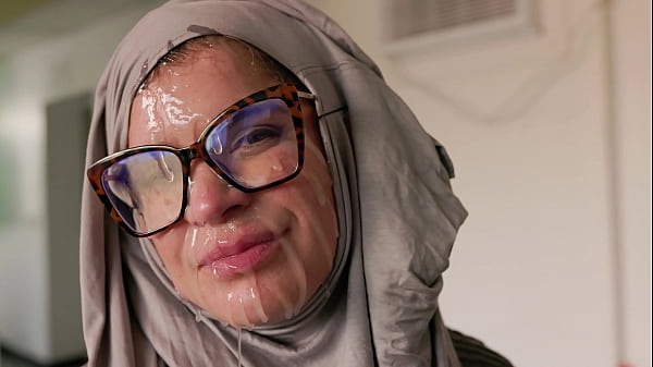 Hijab Cosplay – Muka Ibu Bule Digenjot Kontol