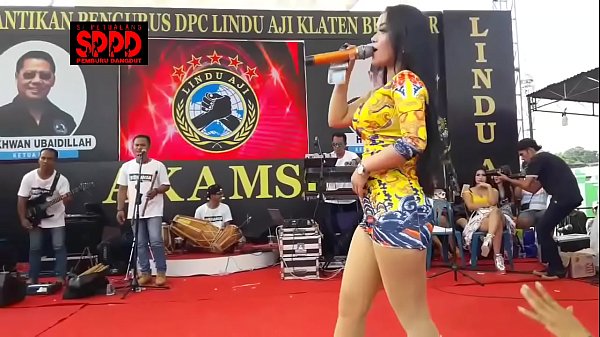 Tarian Erotis Indonesia – Sintya Riske Pamer Gerakan Liar Di Panggung Bikin Mencekik
