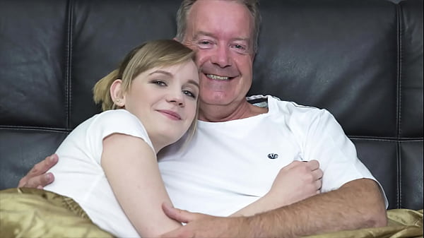 Blonde Seksi Nungging Siap Dijebol Kontol Gede Kakek-kakek