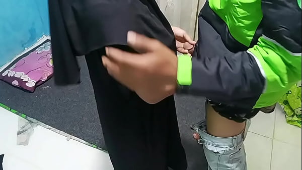 Prank Ajak Ngentot Ojol, Bikin Si Driver Tegang Setengah Mati.