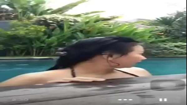 Ngentot Di Kolam Renang Pas Live, Basah Kuyup Sambil Moans.