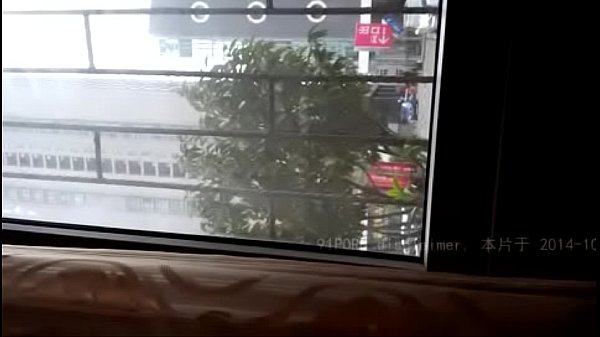 中国人浩哥饭局上干闺蜜的骚货，嘴对嘴喂饭操得她浪叫