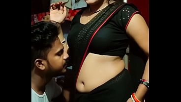 Nih, Desi Bhabhi Saree-nya Nyempit, Pusar Basah Kena Ciuman Nafsu.
