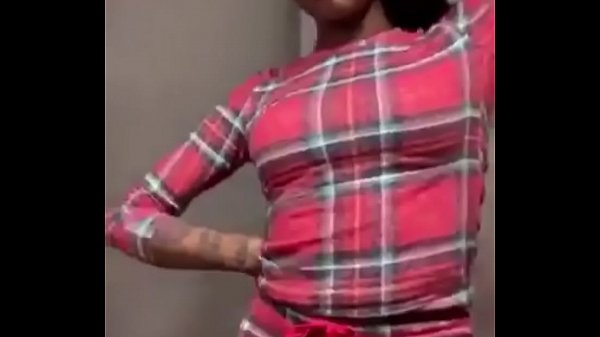 Tante Asian Doll Goyangin Pantat Montoknya Di Instagram Live Sambil Nyanyi Baru, Bibirnya Gerak-gerak Bikin Ngilu.