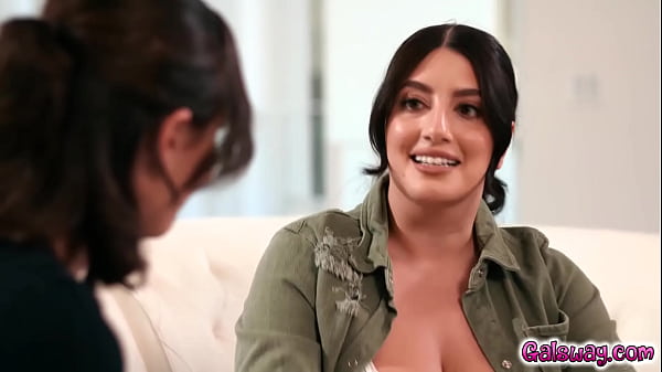 Sarah Arab Memutuskan Untuk Bayar Utang Ke Mantan Komandannya Casey Calvert, Sambil Ngaku Kalau Dia Ngiler Sama Tubuhnya.