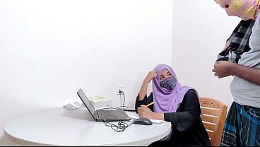 Bankir Hijab Montok Digebuk Petani Desa Sange, Desi Chudai Ngehe
