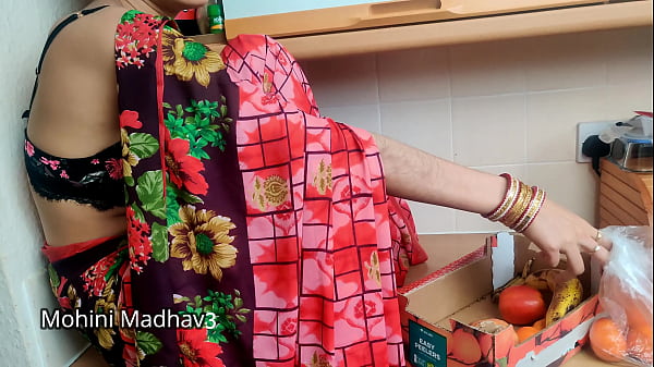 भारतीय देसी फल वाली मालकिन ने भाव तय करने के लिए ग्राहक के संग जोरदार चुदाई की हिंदी ऑडियो