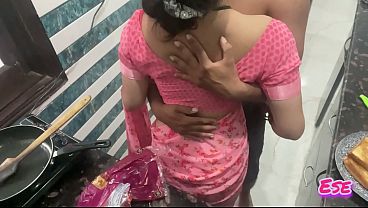 Desi Bhabhi Dapur Panas, Goyang Sambil Bikin Nasi, Minta Digaruk Sampai Keluar.