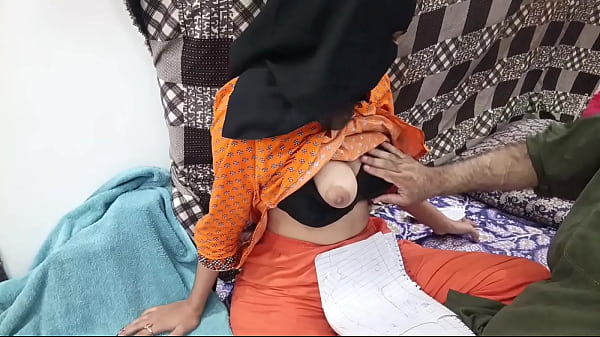 Gadis Pelajar Pakistan Berhijab Digebukin Guru Lesnya Di Kamar Belajar