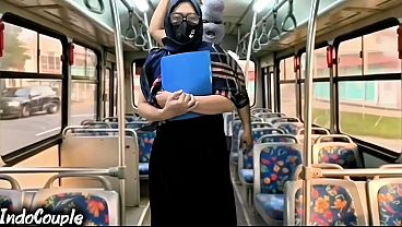 Ibu Muslim Pulang Kampus Naik Bus Sendirian, Langsung Digituin Orang Asing, Jilbabnya Nggak Lepas.
