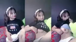 Dedek Gemes Pamerin Pentil Sama Memeknya