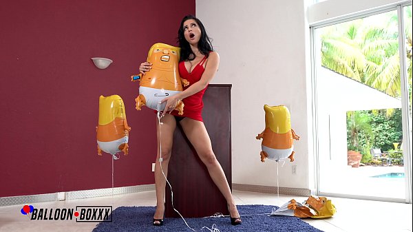 Ngentot Hot! Crystal Rush Rusia Montok Nungging Di Balon Trump Sambil Meraung