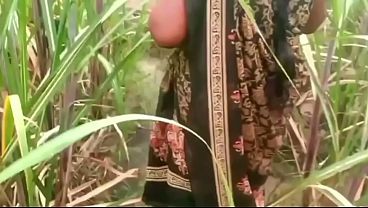 Ibu Tiri Dan Anak Tiri Ngentot Di Luar Rumah Kampung, Basah Kuyup Kena Liur Dan Keringat.