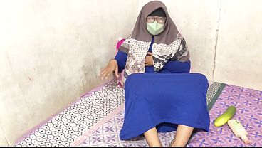 Cewek Hijab Indonesia Sibuk Mainin Memek Sendiri Sampe Basah.