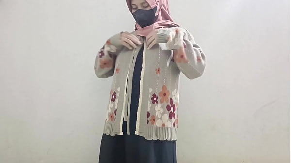 Gadis Berjilbab Main Timun Di Tempat Sepi, Basah Kuyup Nikmatin Sendiri.