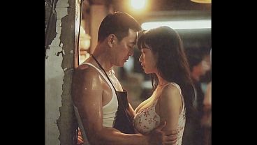 80年代的中国女孩在菜市场玩得真骚,眼神勾人,手也不老实