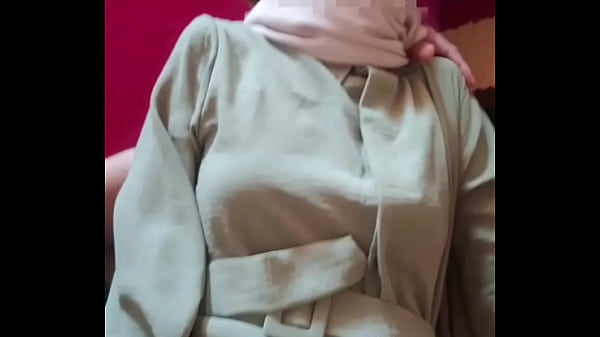 Saudari Tiri Pakai Hijab Digebukin Pas Hari Raya, Makin Nikmat Rasanya.