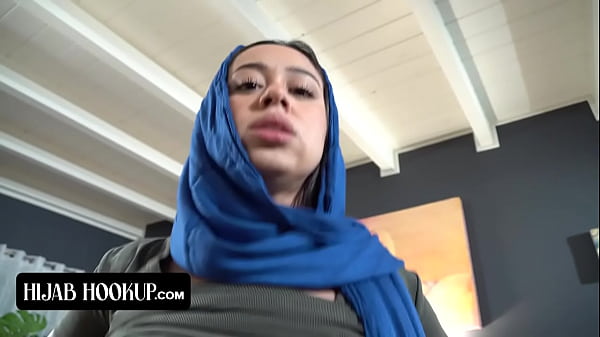 Nakal, Cewek Arab Ngisep Kontol Kakak Tiri Biar Diem Rahasiain Dari Bokap Nyokap Galak.