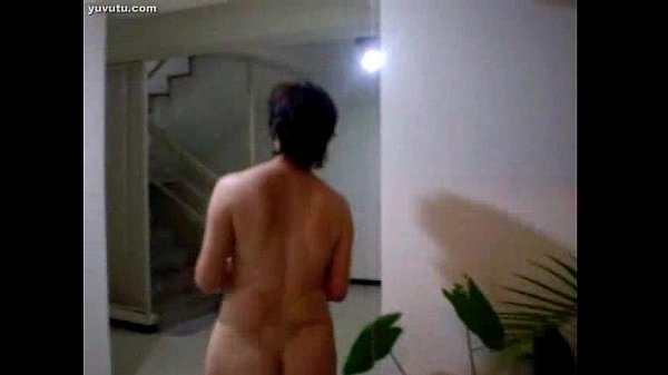 Wanita China Dewasa Lagi Nyiram Tanaman, Pantat Montoknya Basah Kena Air