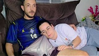 Irmãzinha Gozada Seduzida Pelo Meio-irmão Enquanto Torce Pelado Pro Jogo Do Brasil