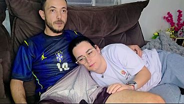 Irmãzinha Gozada Seduzida Pelo Meio-irmão Enquanto Torce Pelado Pro Jogo Do Brasil